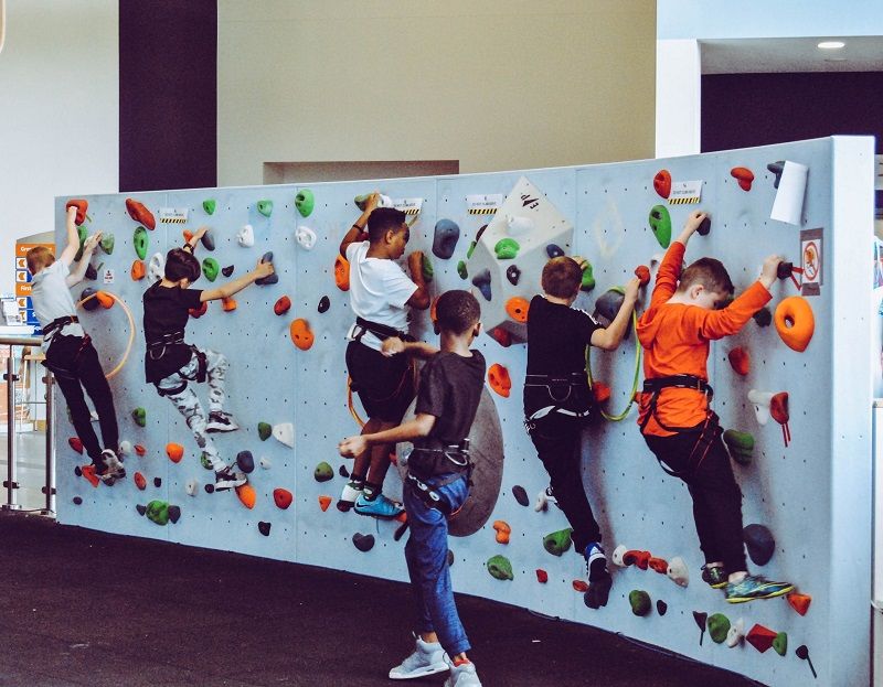 enfants-qui-font-de-l-escalade