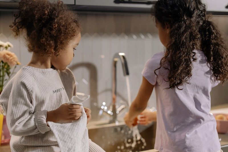 enfants-qui-se-lavent-les-mains
