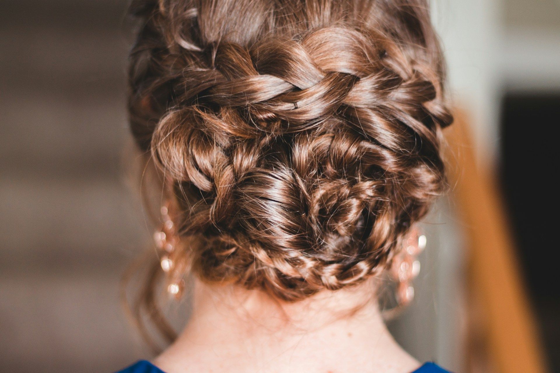 S'attacher les cheveux tout le temps : bonne ou mauvaise idée ?