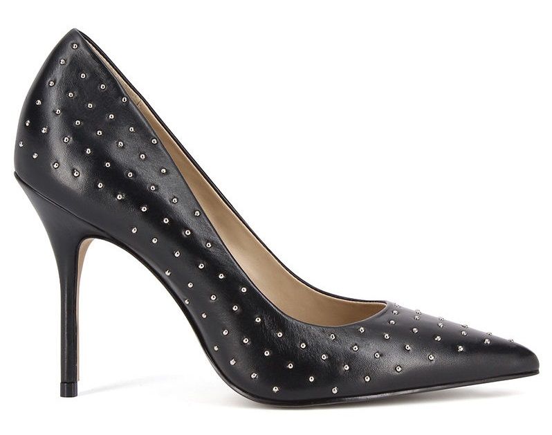 escarpins-cuir-clous-metalliques