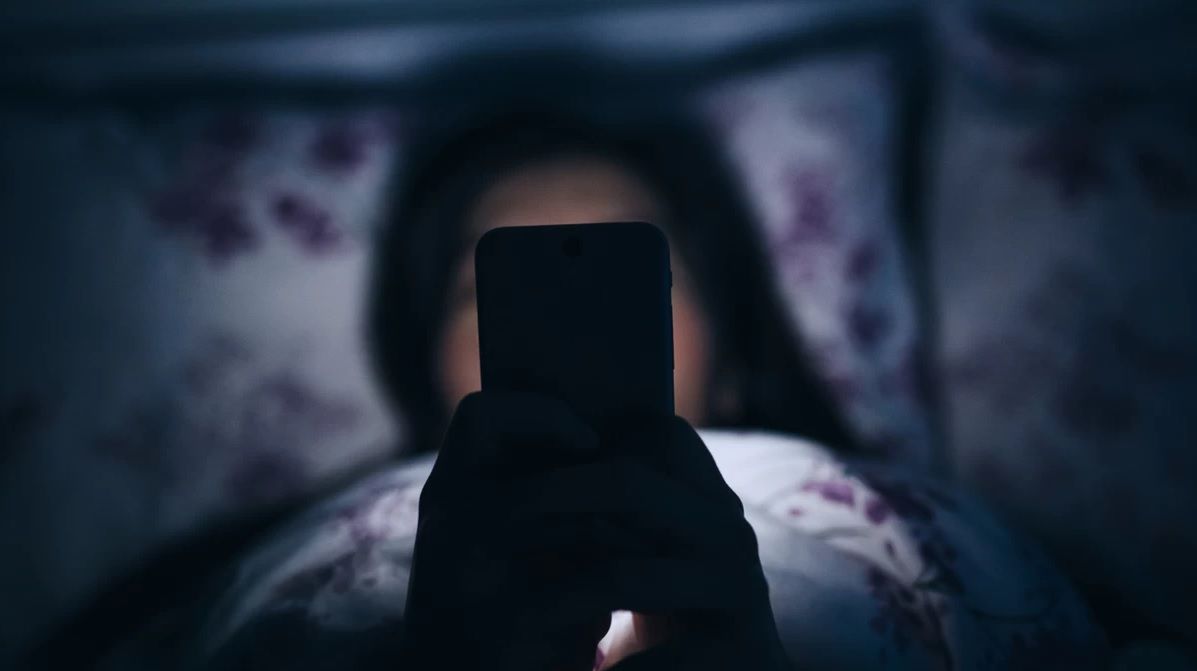 Passer du temps sur son smartphone avant de dormir