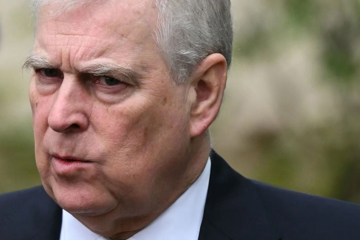 La chute vertigineuse du prince Andrew : comment le frère de Charles III a tout perdu