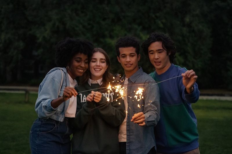 « Hello, Goodbye, and everything in between » : Netflix dévoile la bande-annonce de sa nouvelle comédie romantique | So Busy Girls