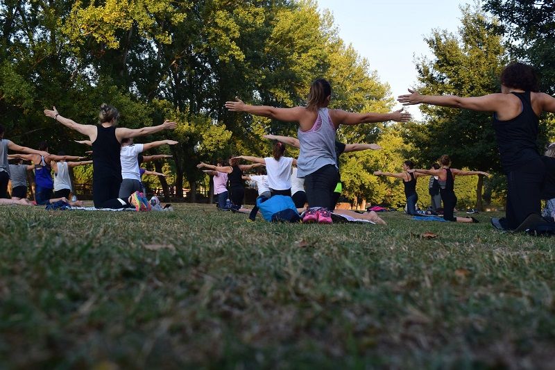 Think Pink proposera 40 cours de yoga gratuits en ligne pour son festival solidaire | So Busy Girls