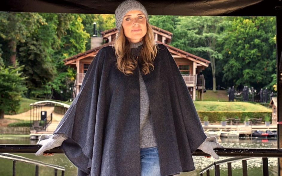 La cape sera la star de l’automne hiver cette année : comment bien la porter ? | So Busy Girls