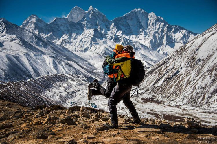Ce couple se marie sur le Mont Everest après un trek de 3 semaines, et leurs photos sont incroyables ! | So Busy Girls