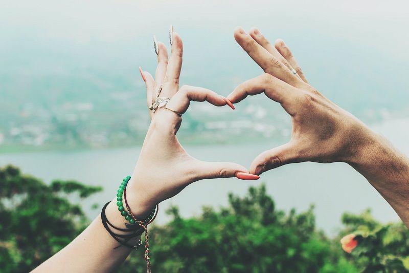Voici votre façon de dire « je t’aime » selon votre signe astrologique | So Busy Girls