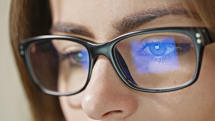 7 conseils pour protéger ses yeux quand on passe des heures devant un écran | So Busy Girls
