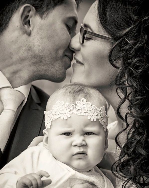 On peut lire ce que cette petite pense de ce mariage sur son visage ! | So Busy Girls