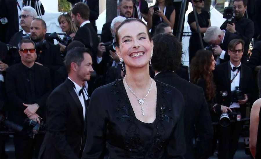 Carole Bouquet a dû annuler sa venue à la dernière minute dans Télématin : Damien Thévenot contraint d’annoncer la nouvelle en direct | So Busy Girls