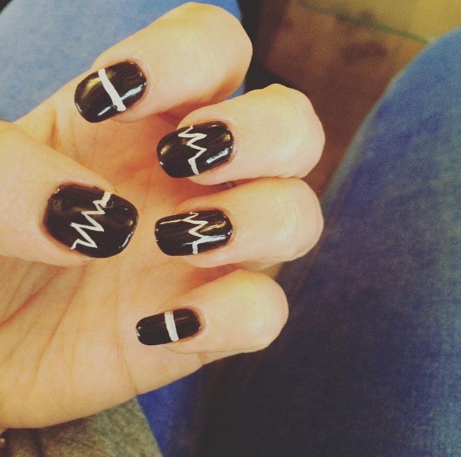 Nail art en mode électrocardiogramme | So Busy Girls