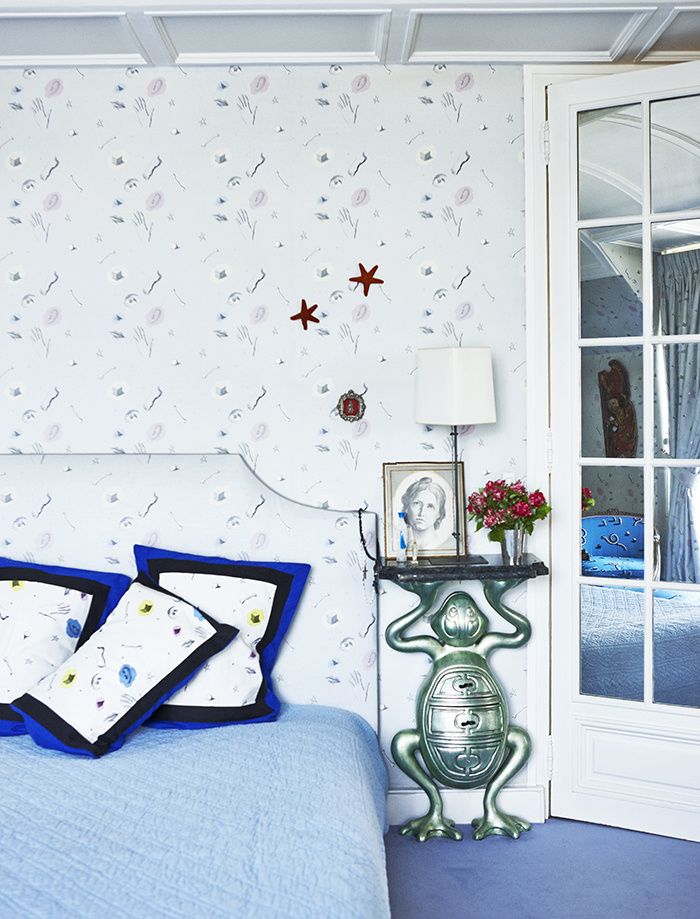 Une tête de lit assortie au papier peint | So Busy Girls