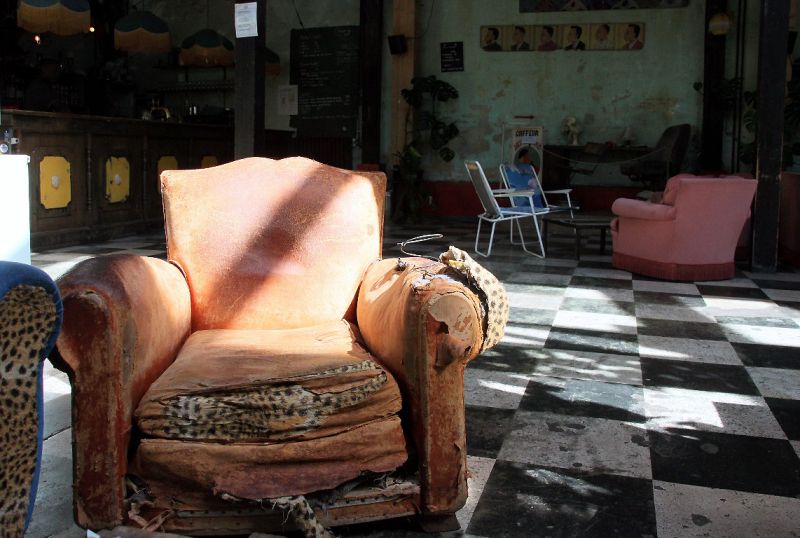 CRAQUER POUR UN FAUTEUIL D'OCCASION QUI A "JUSTE" BESOIN D'ÊTRE RETAPISSÉ | So Busy Girls