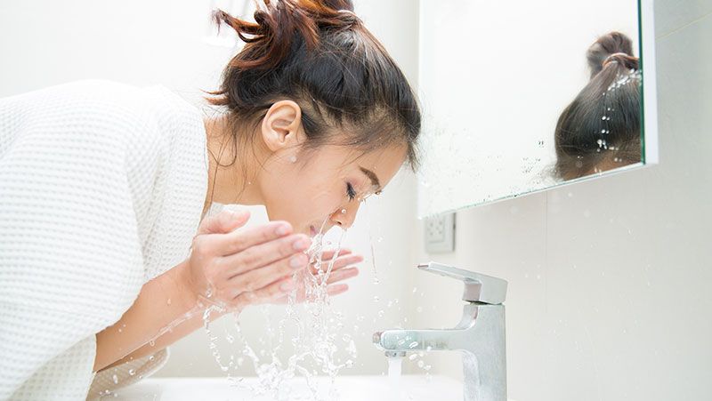 Pourquoi vous devez arrêter de vous laver le visage avant de vous coucher | So Busy Girls