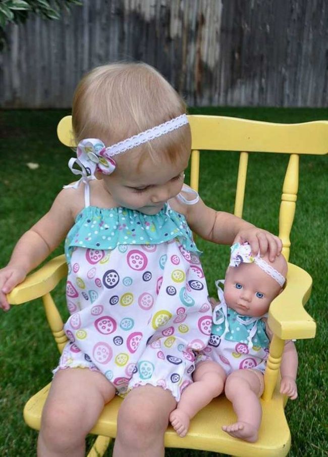 25 bébés qui ressemblent comme 2 gouttes d'eau à leur poupée | So Busy Girls