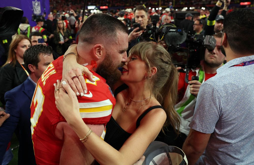 "C'était très naturel" : Taylor Swift et Travis Kelce racontent leur première rencontre | So Busy Girls