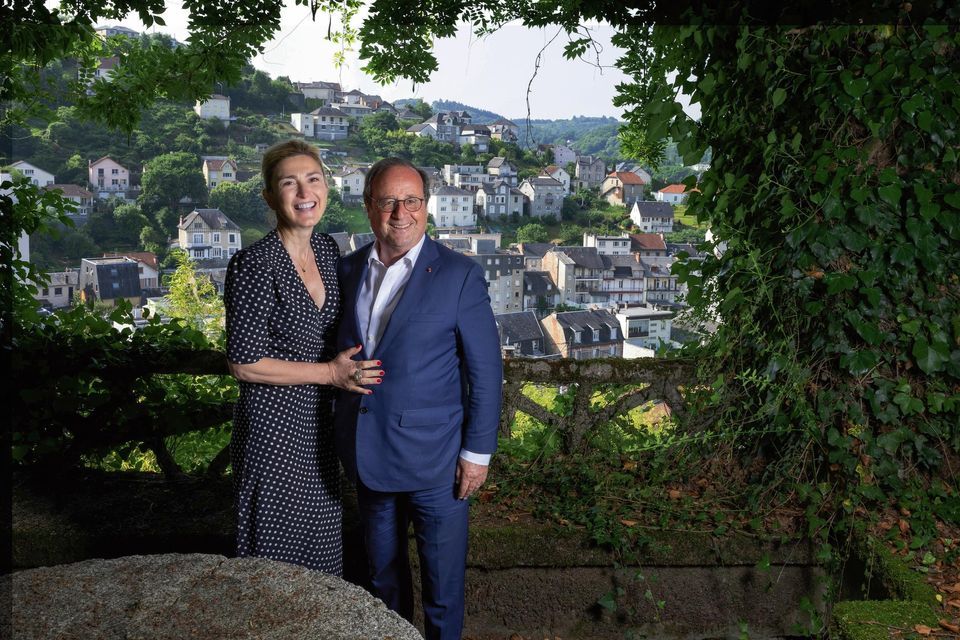 Julie Gayet et François Hollande ouvrent les portes de leur maison secondaire et déclenchent un énorme buzz | So Busy Girls