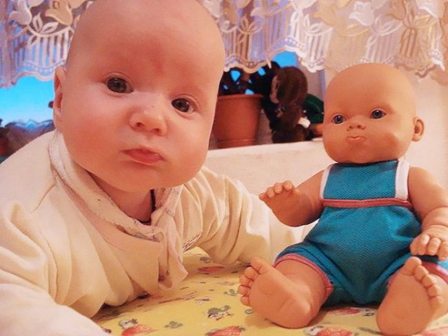25 bébés qui ressemblent comme 2 gouttes d'eau à leur poupée | So Busy Girls
