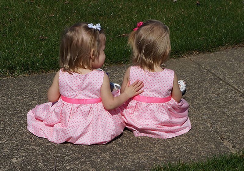 Ces jumelles sont nées en se tenant la main et 2 ans après, elles sont vraiment inséparables ! | So Busy Girls