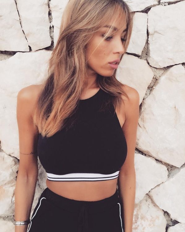 Miser sur une brassière sportive qui attire l'attention sur le biceps | So Busy Girls
