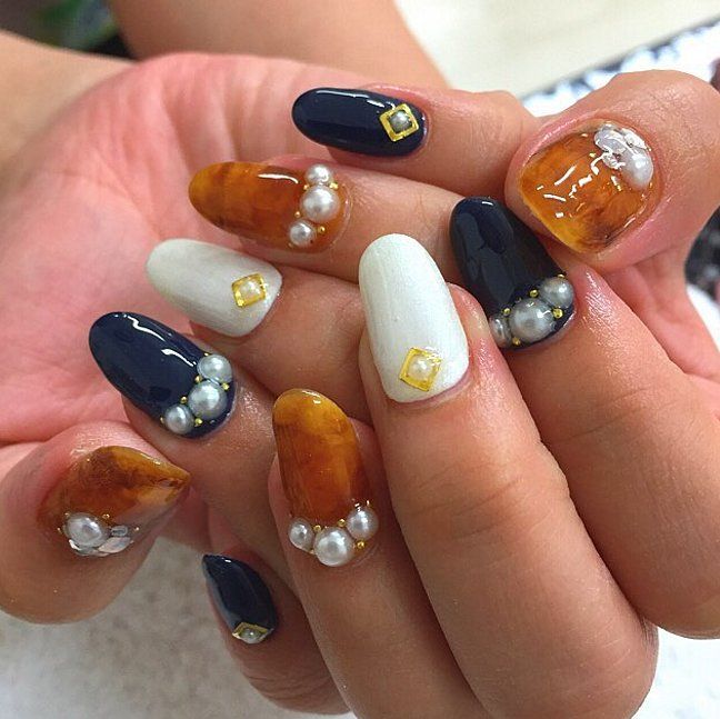 Des tons bleu marine, blanc, cuivre et des perles blanches | So Busy Girls