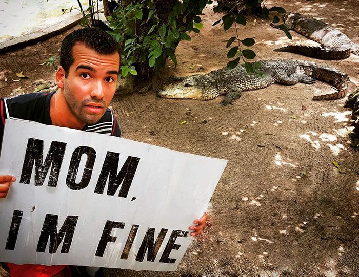 Cet homme quitte tout pour faire un tour du monde mais regardez les photos qu'il envoie à sa mère pour la rassurer ! | So Busy Girls