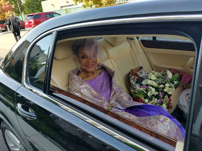 Cette grand-mère de 86 ans s'est mariée dans une magnifique robe qu'elle a créée elle-même | So Busy Girls
