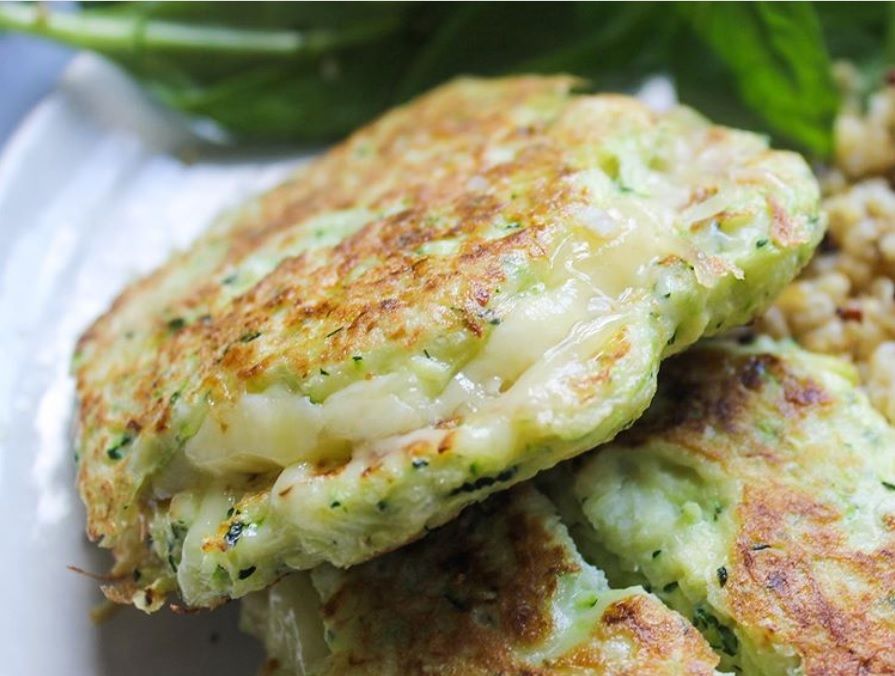 La recette des galettes de courgettes fourrées au fromage fondu | So Busy Girls
