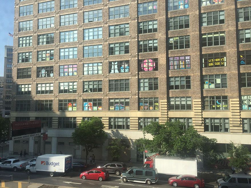 Une guerre de post-it entre 2 buildings new-yorkais s'achève par un sacré final | So Busy Girls