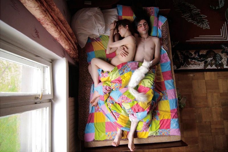 Des couples de futurs parents pris en photo pendant qu'ils dorment : le résultat est trop mignon ! | So Busy Girls