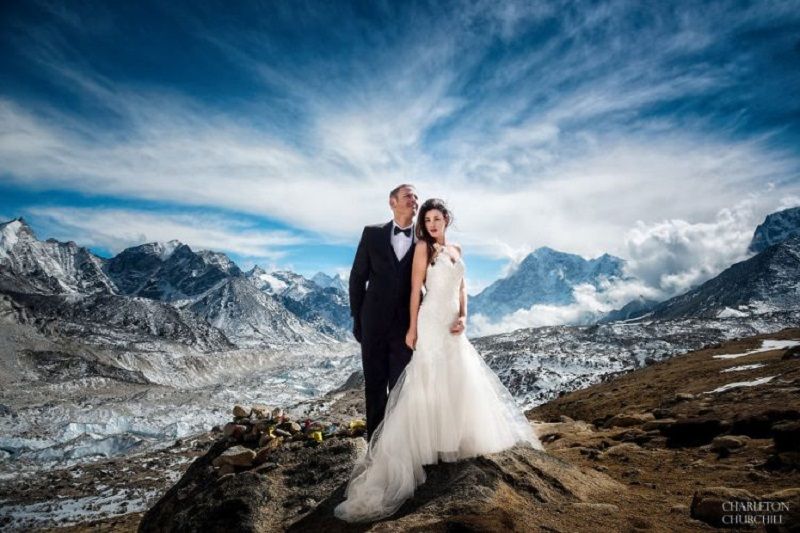 Ce couple se marie sur le Mont Everest après un trek de 3 semaines, et leurs photos sont incroyables ! | So Busy Girls