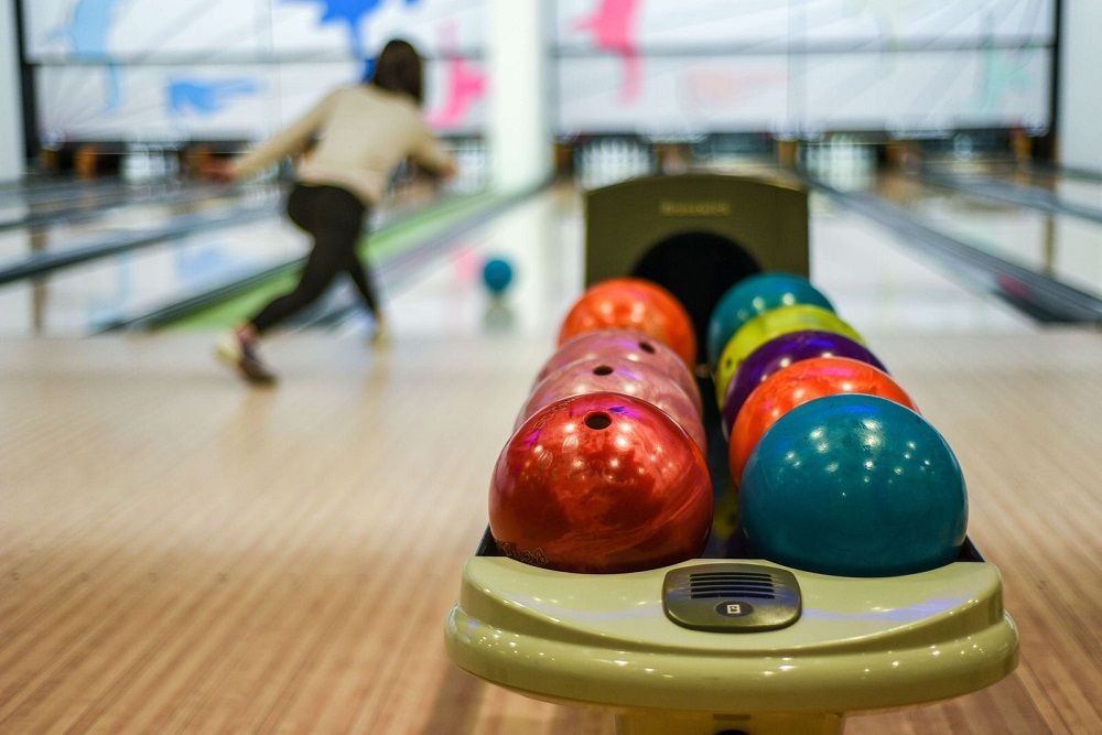 Ce bowling permet de faire une partie tout nu en prenant l'apéro | So Busy Girls