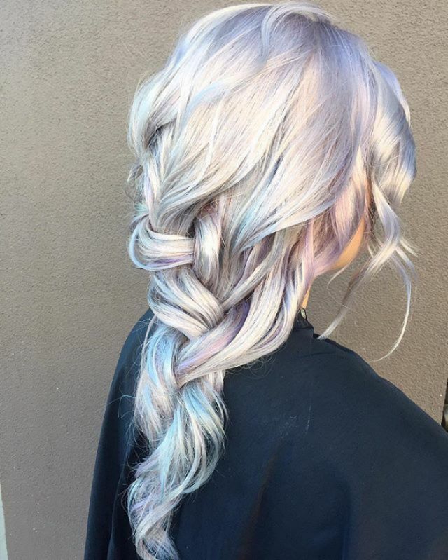 Découvrez les cheveux holographiques, la nouvelle tendance coloration | So Busy Girls