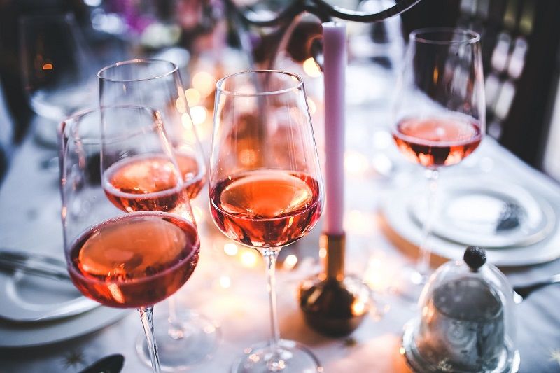 On pourra bientôt boire du Prosecco rosé, et voilà qui promet des apéros très conviviaux | So Busy Girls