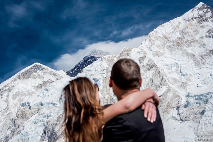 Ce couple se marie sur le Mont Everest après un trek de 3 semaines, et leurs photos sont incroyables ! | So Busy Girls