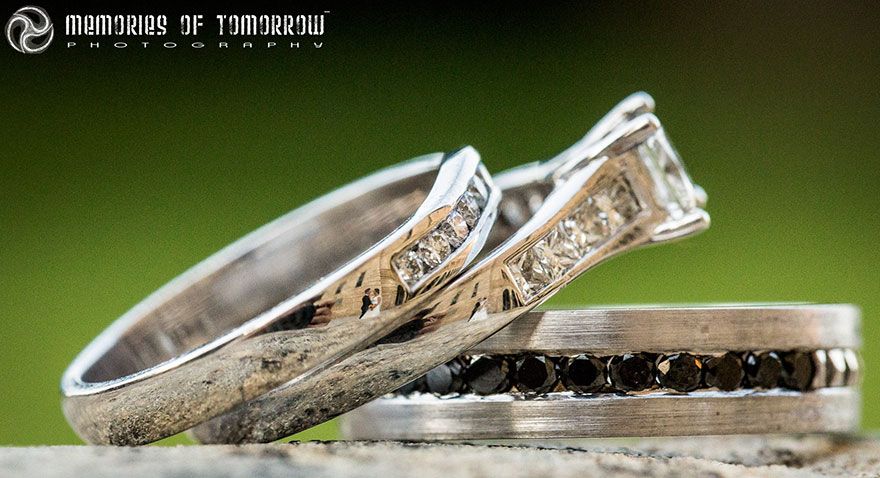 Il prend des photos de mariage sublimes dans le reflet des alliances | So Busy Girls