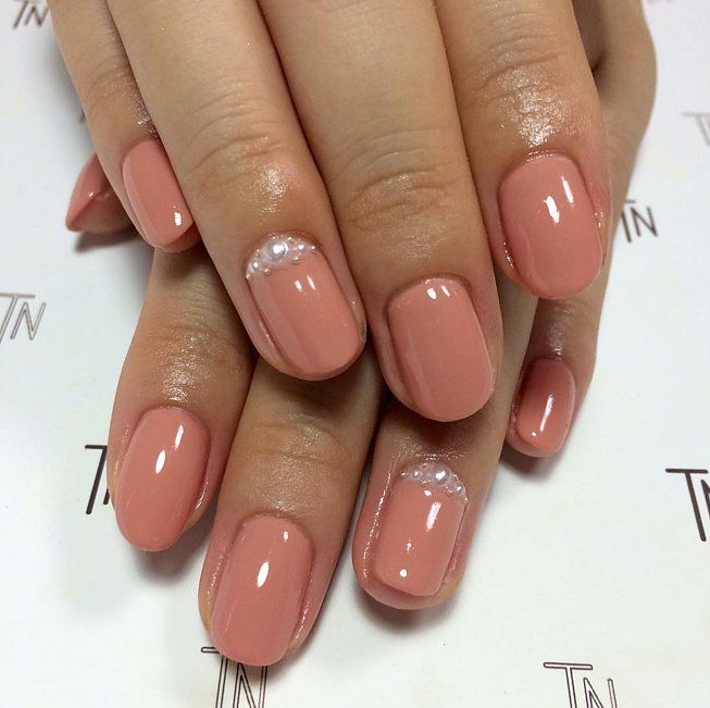 Vernis nude et accent nail avec de petites perles | So Busy Girls