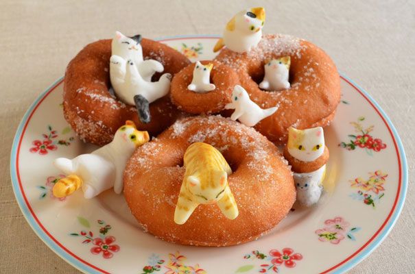 Des petits chats gourmands en pâte à sucre sur des beignets | So Busy Girls