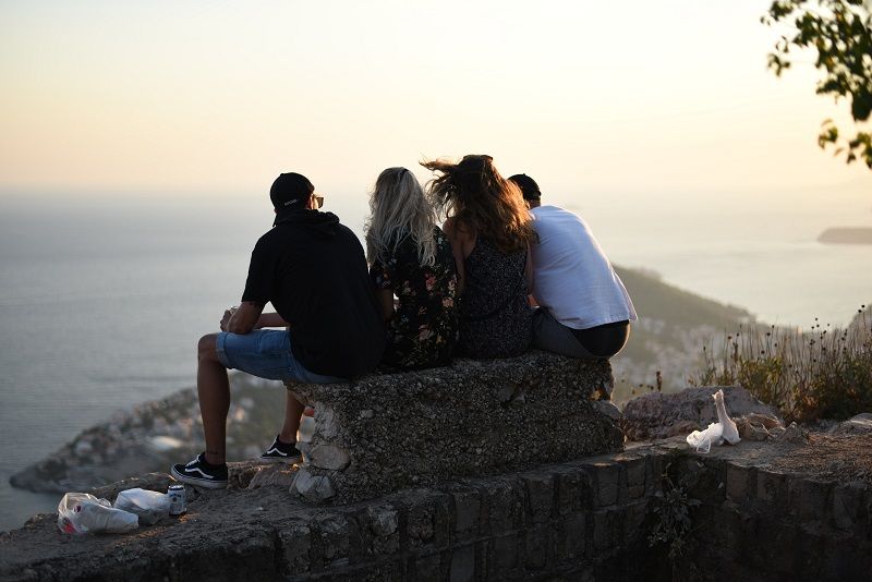 Voilà pourquoi votre cercle social diminue naturellement avec l’âge | So Busy Girls