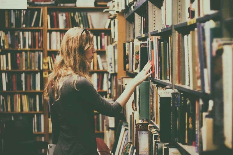 Ces éboueurs ont eu l'idée géniale de récupérer les livres jetés à la poubelle pour créer une bibliothèque | So Busy Girls