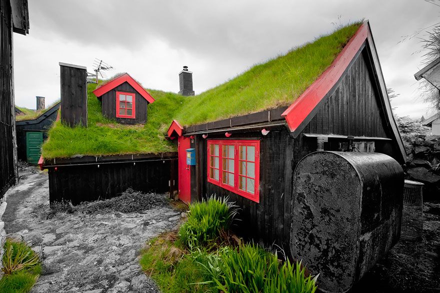 15 maisons scandinaves avec un toit végétal qui semblent tout droit sorties d'un conte de fées | So Busy Girls