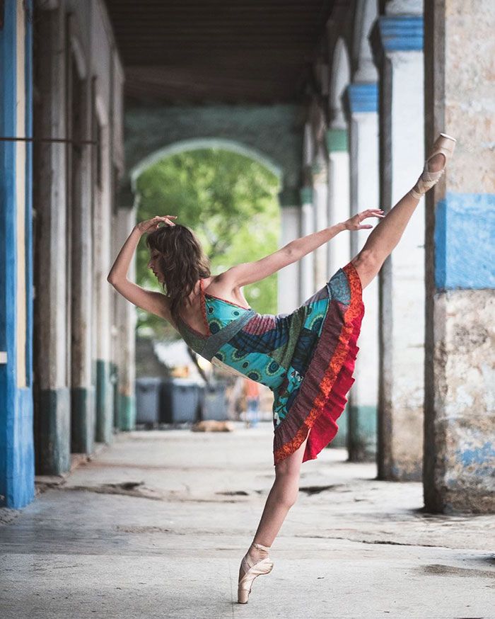 Des danseurs de ballet dansent dans les rues de Cuba | So Busy Girls