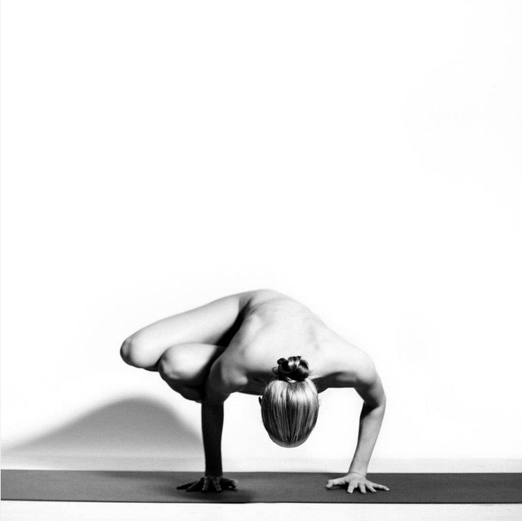 Cette jeune femme poste sur Instagram des postures de yoga qu'elle réalise nue | So Busy Girls
