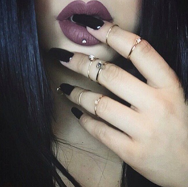 Vernis noir laqué et bagues de phalanges | So Busy Girls
