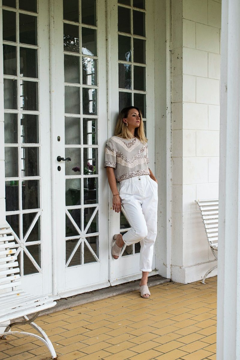 femme-adossee-au-mur-look-blanc
