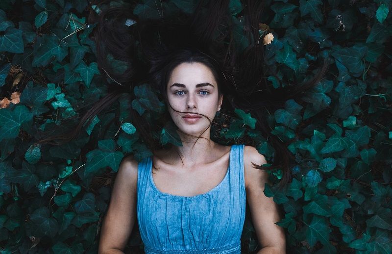 femme-allongee-feuilles