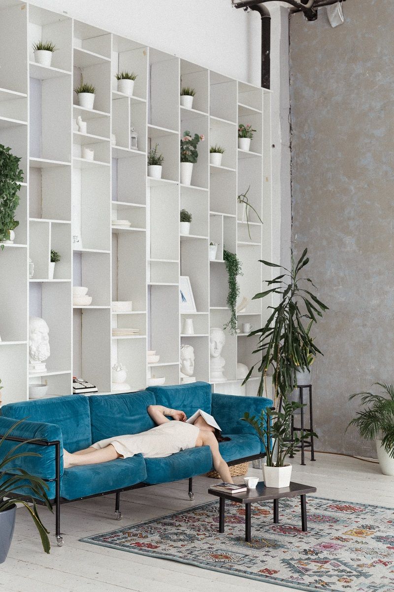 femme-allongee-sur-le-canape-avec-un-livre-sur-le-visage