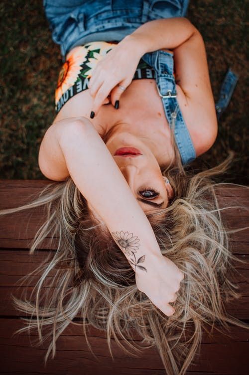 femme-allongee-tatouage