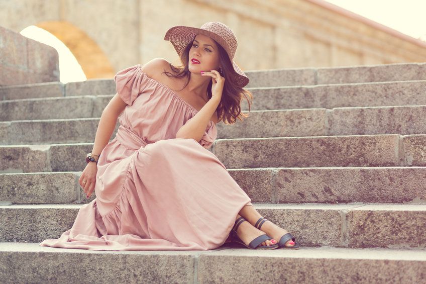 femme-assise-sur-les-marches-escalier