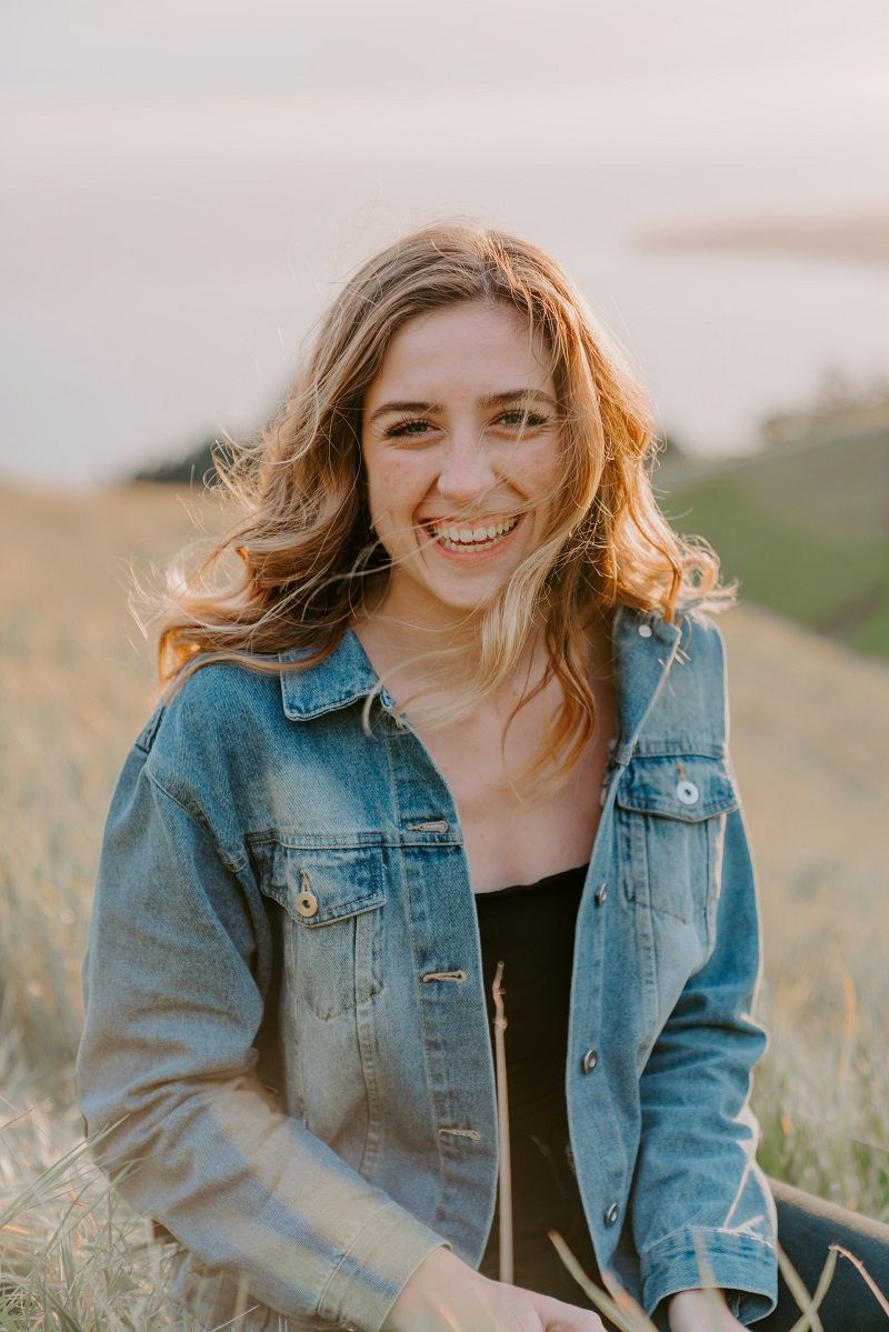 femme-blonde-sourire